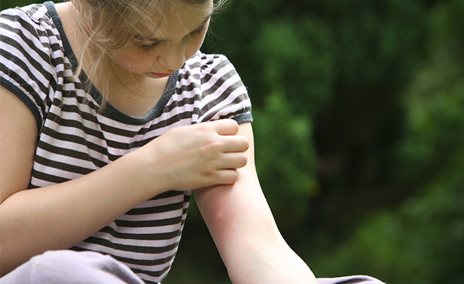 Une enfant se fait piquer par un moustique