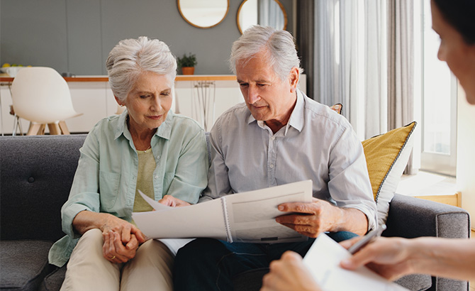 Deux seniors étudient le tarif d'une mutuelle pour senior