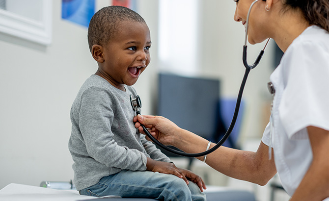 un enfant réalise un bilan de santé